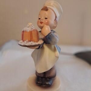 Goebel Hummel RARE TMK 2 Baker Boy # 128 Figurine Excellent!